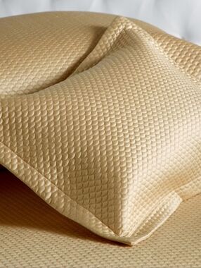 Matouk Alba King Quilt - Champagne